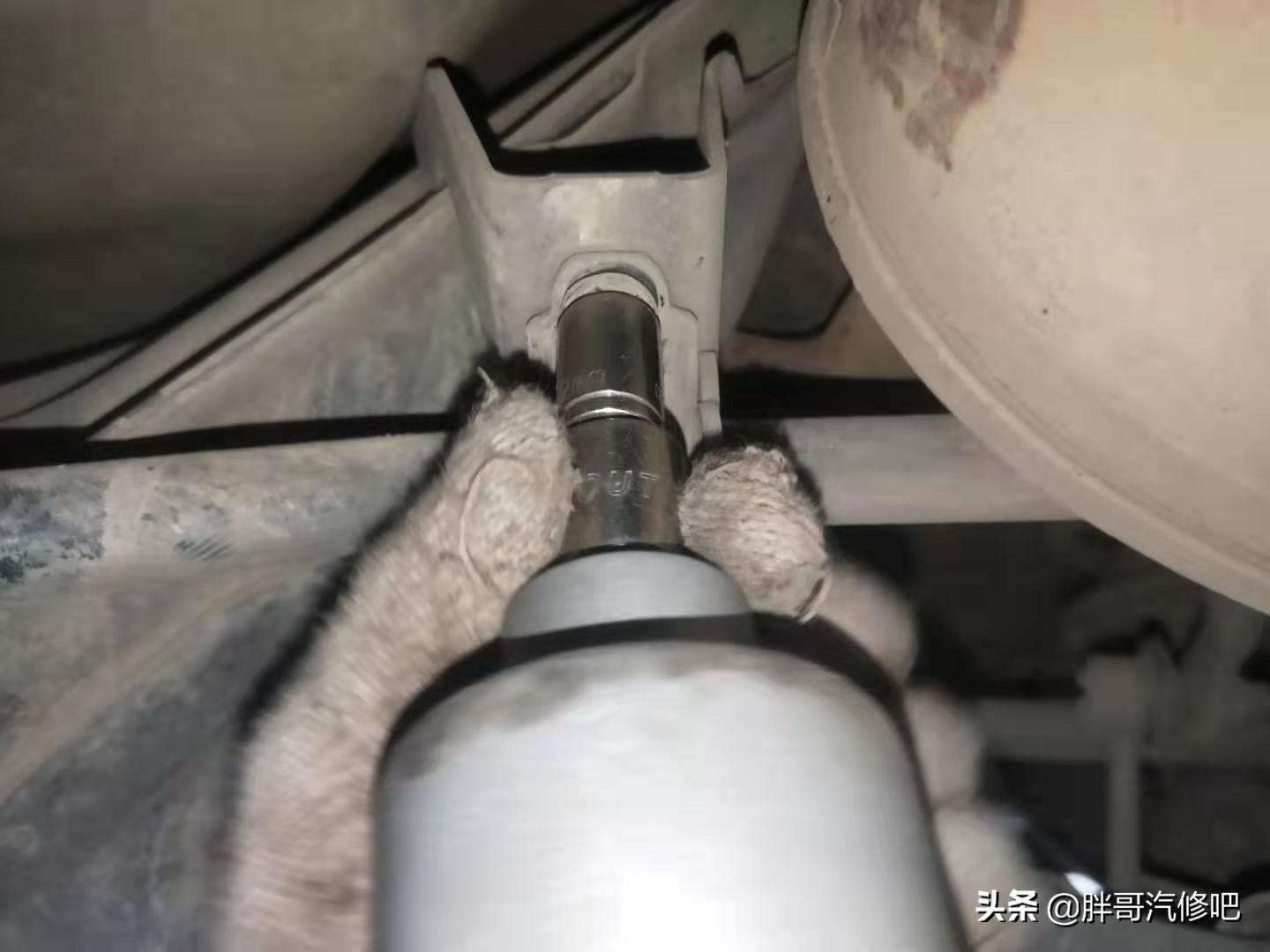 底盘减震器异响,打方向减震器响底盘异响