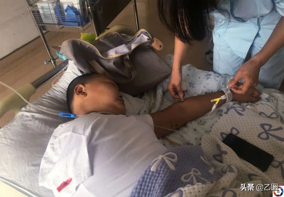 男孩手臂意外被断,男孩意外断臂急需救治