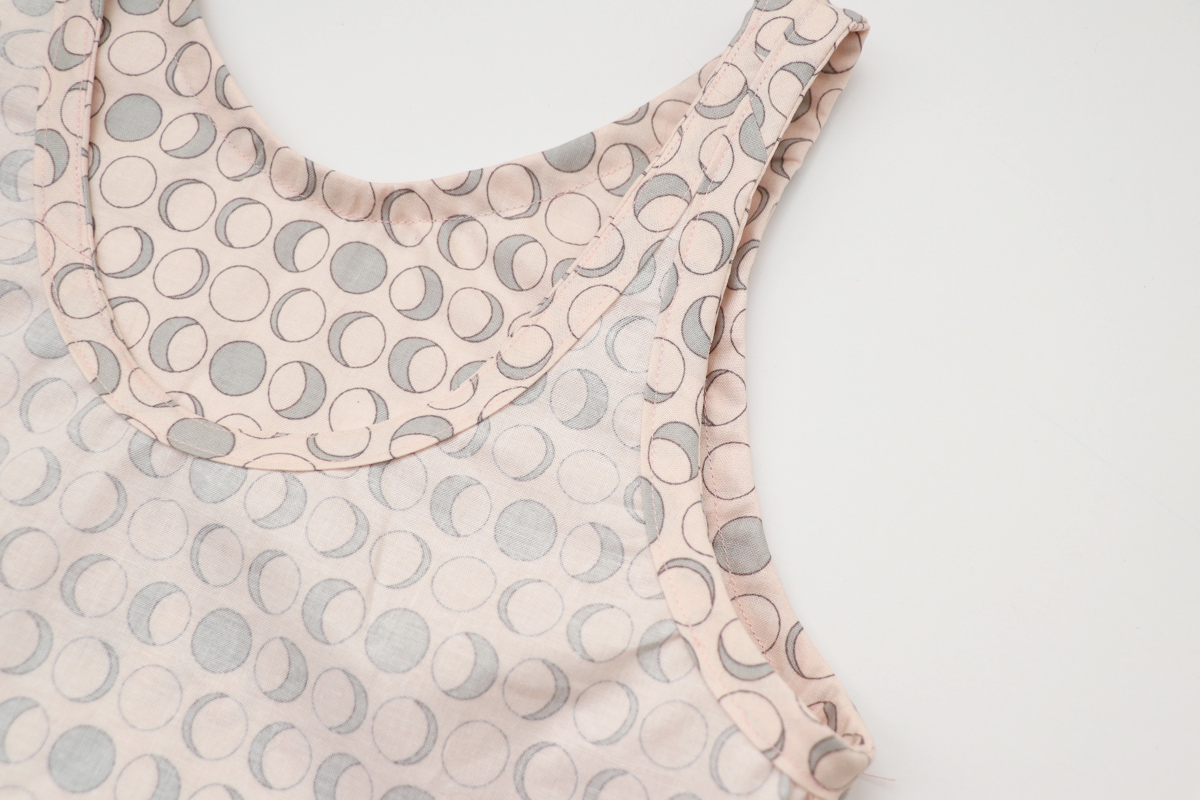 领口和领子的缝合方法,v领领口中间有三针平针缝合方法