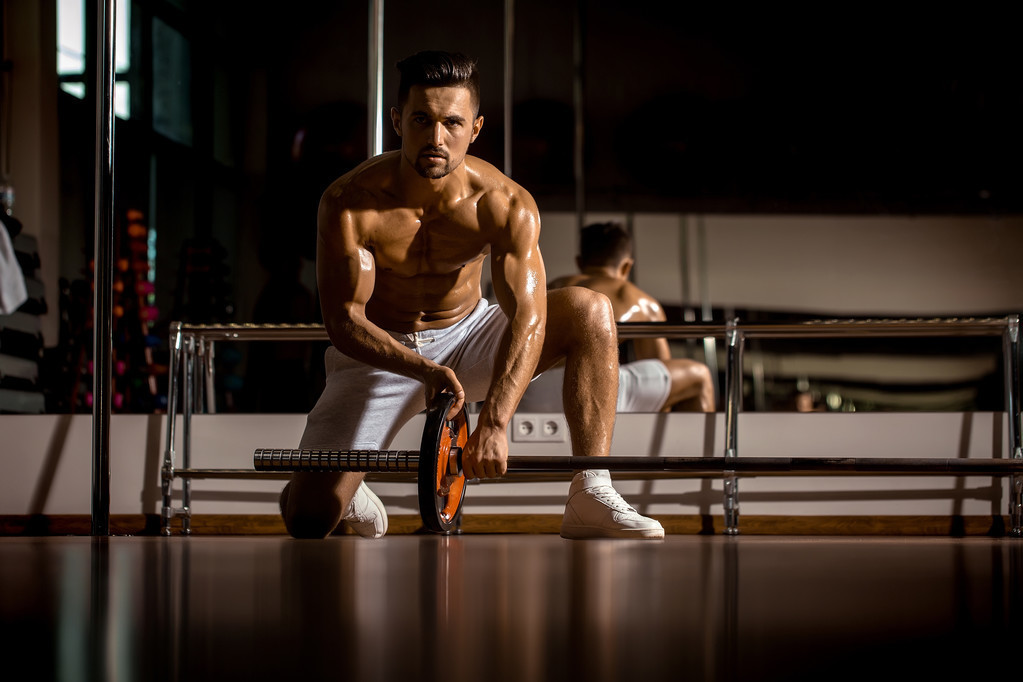 练肩的时候肩部咯吱响是为什么,肩关节的训练方法及注意事项