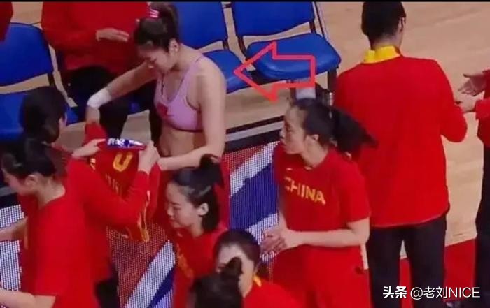 女篮mvp颁奖,女篮mvp李梦场边换战袍