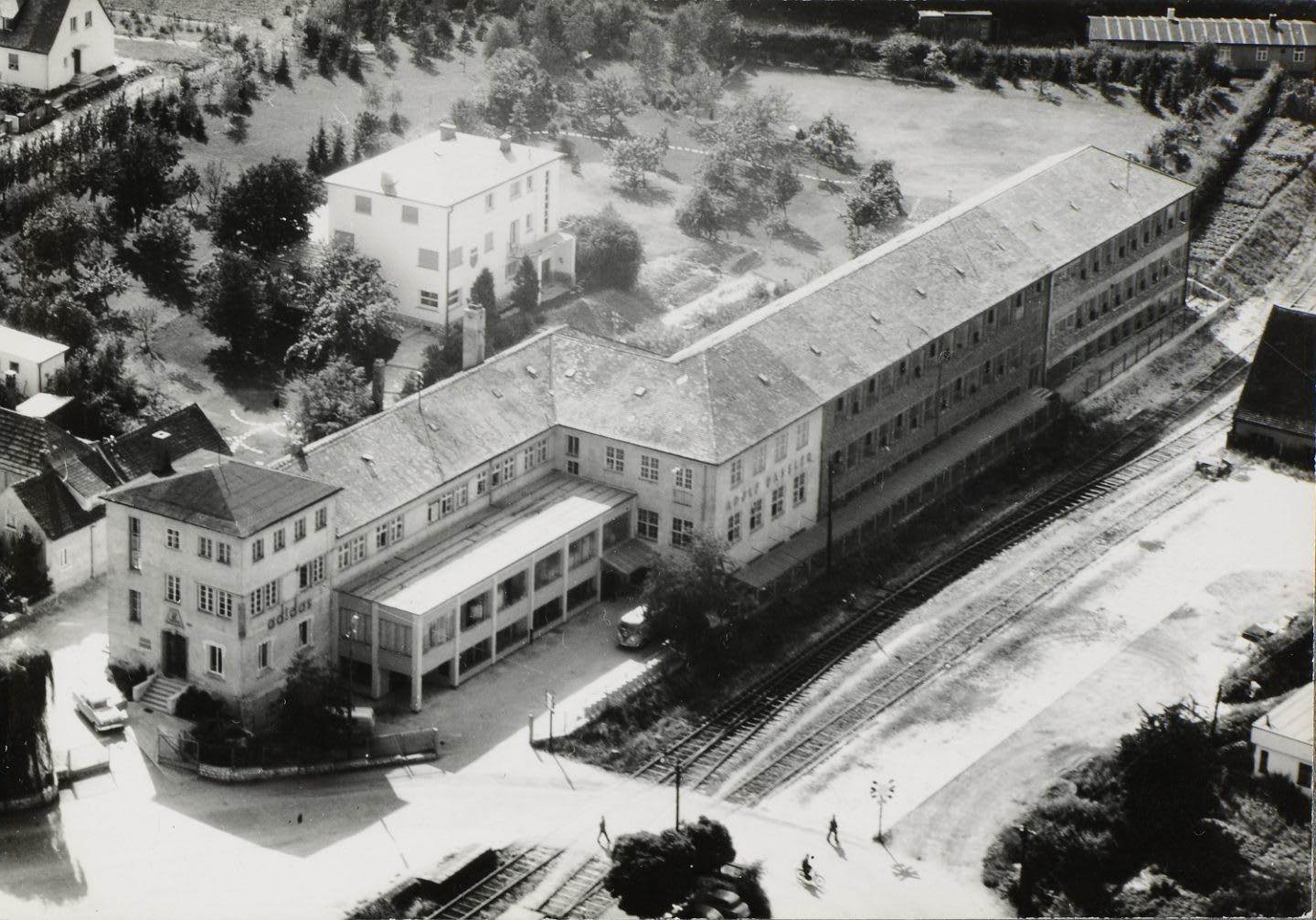 阿迪达斯发家,阿迪达斯的创业奋斗史