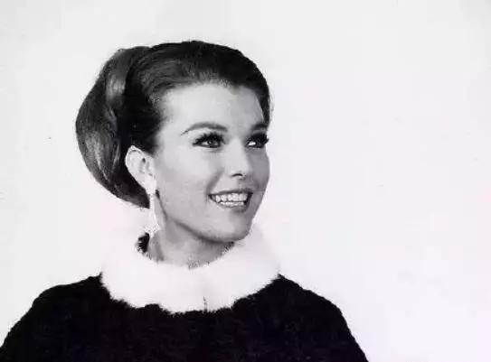 60岁拍裸照，惊艳T台，培养出身价200亿儿子：年龄从来不是问题