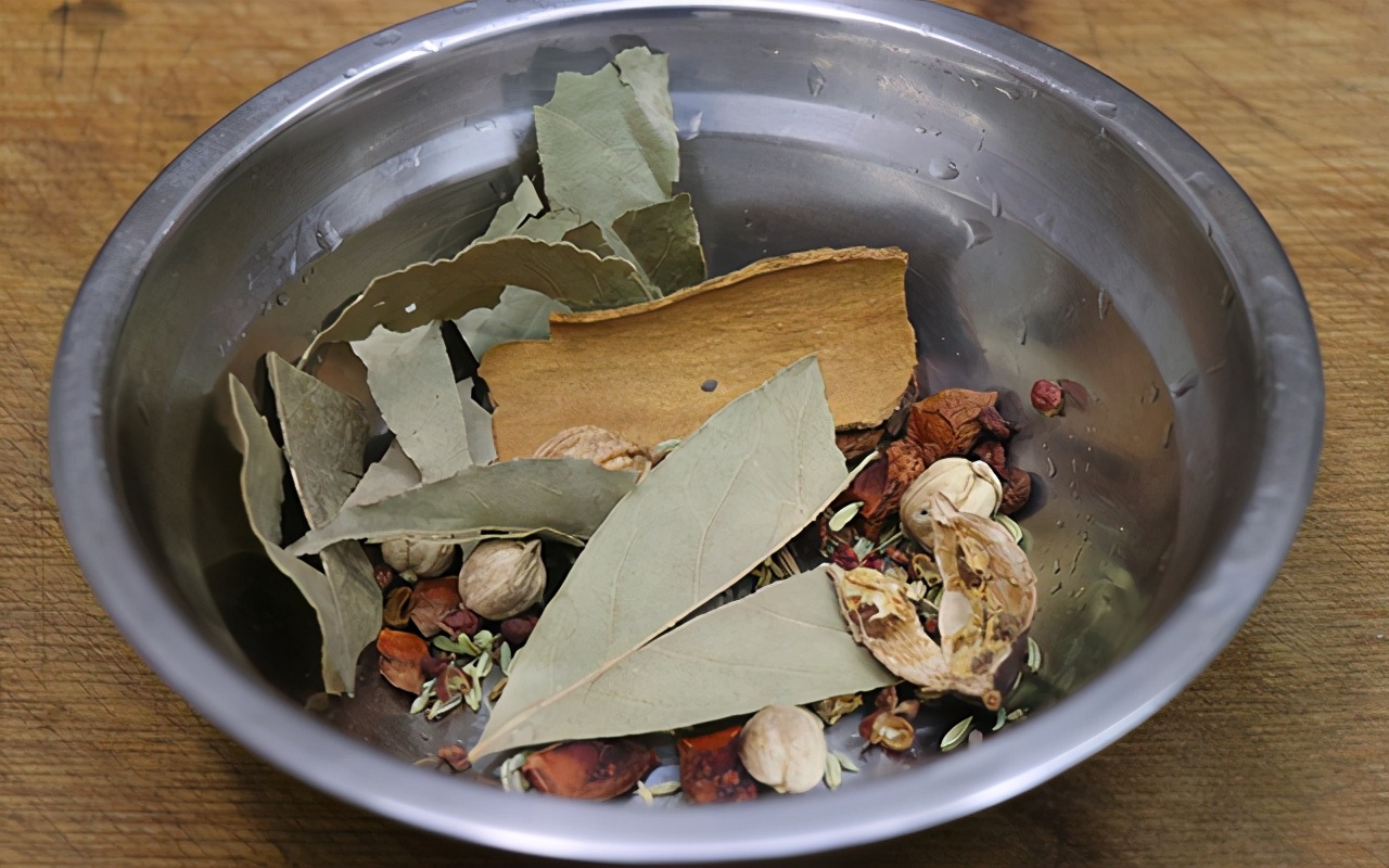 猪肝好吃但难卤,不要直接下锅,记住2个小技巧,鲜嫩不老无腥味