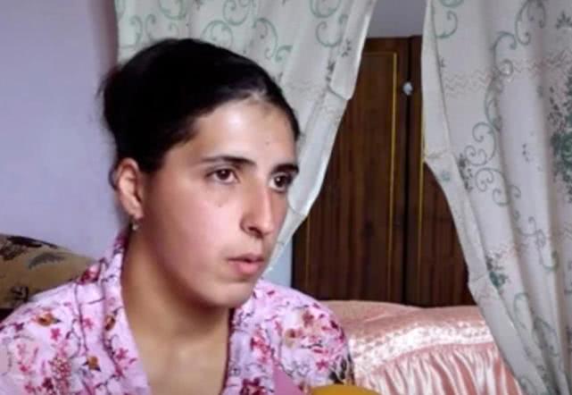 女子得了罕见怪病眼睛流出血,女子眼睛流出钻石眼泪