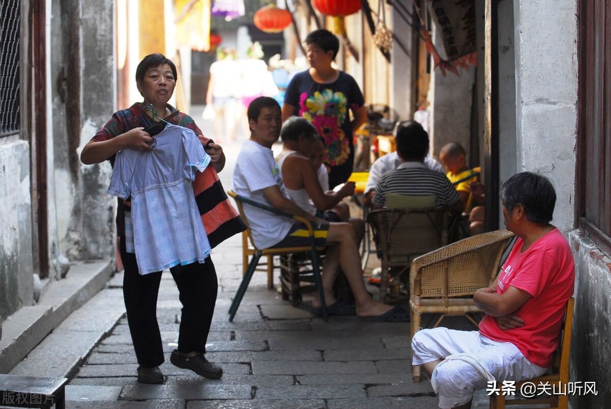 俗语“小孩吃了猪尾巴”的下一句是什么？你还记得哪些类似说法？