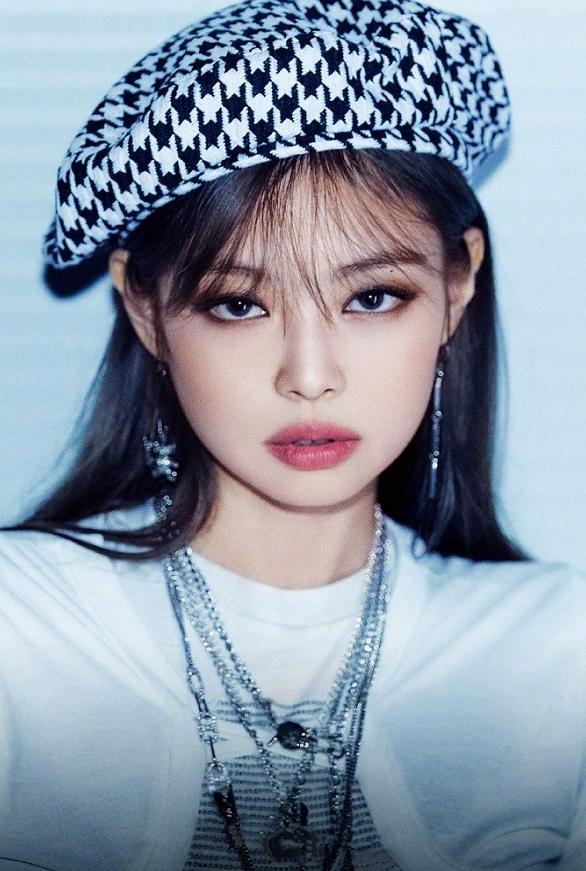 粉墨新歌MV，金智妮都穿了什么？YG造型师差点把衣服剪没了