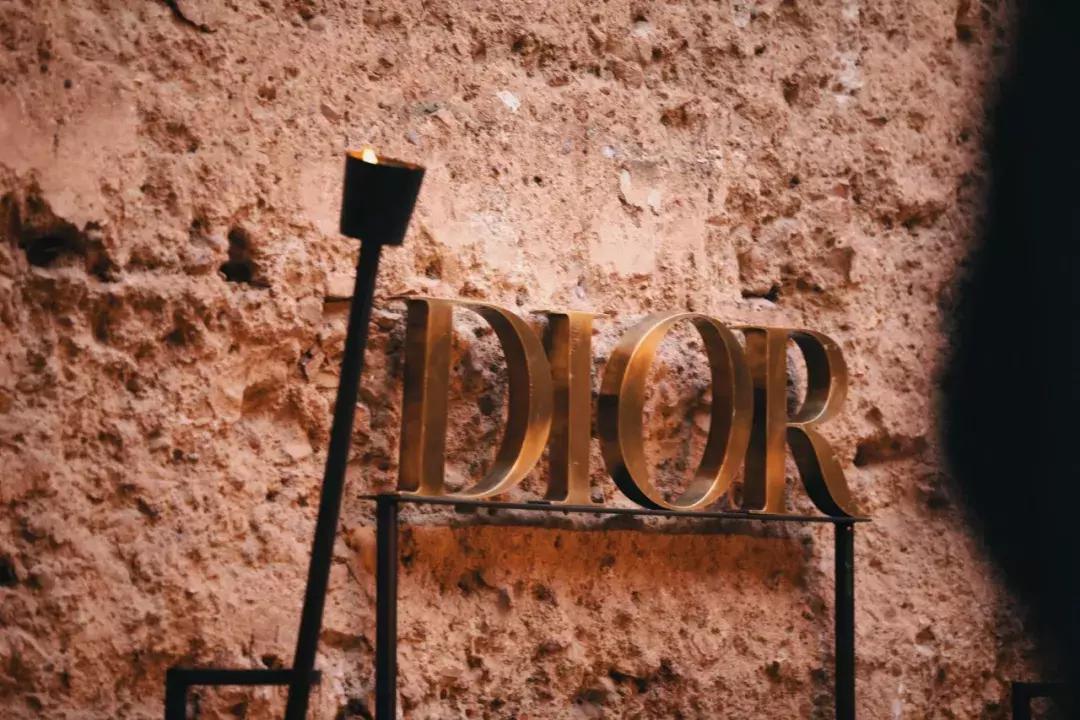 在摩洛哥皇宫，穿拖鞋看秀，是什么体验？