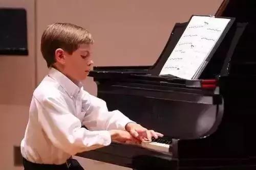 钢琴手腕晃动怎么办,钢琴演奏时手腕僵硬怎么办