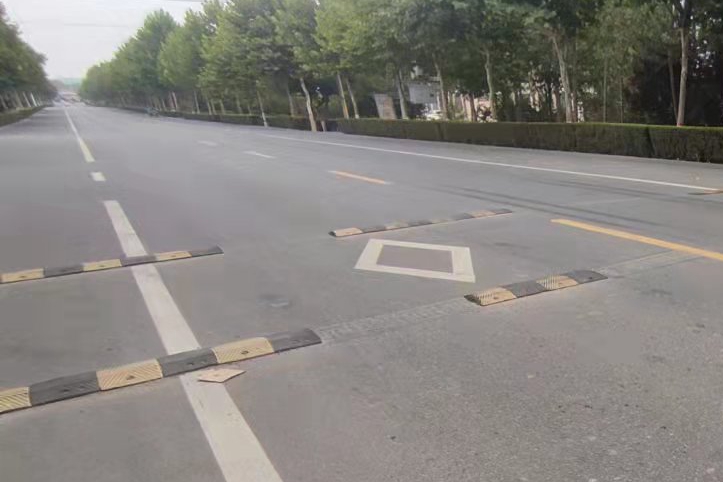 成排钢钉裸露减速带成暗器