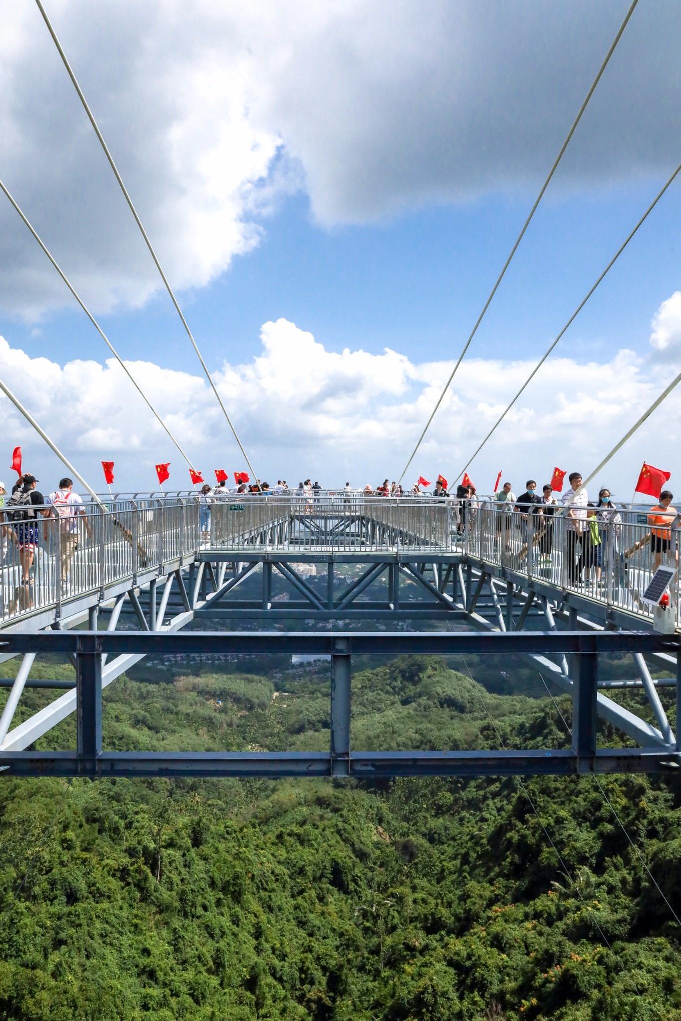 呀诺达雨林探险是什么,三亚呀诺达雨林正规吗