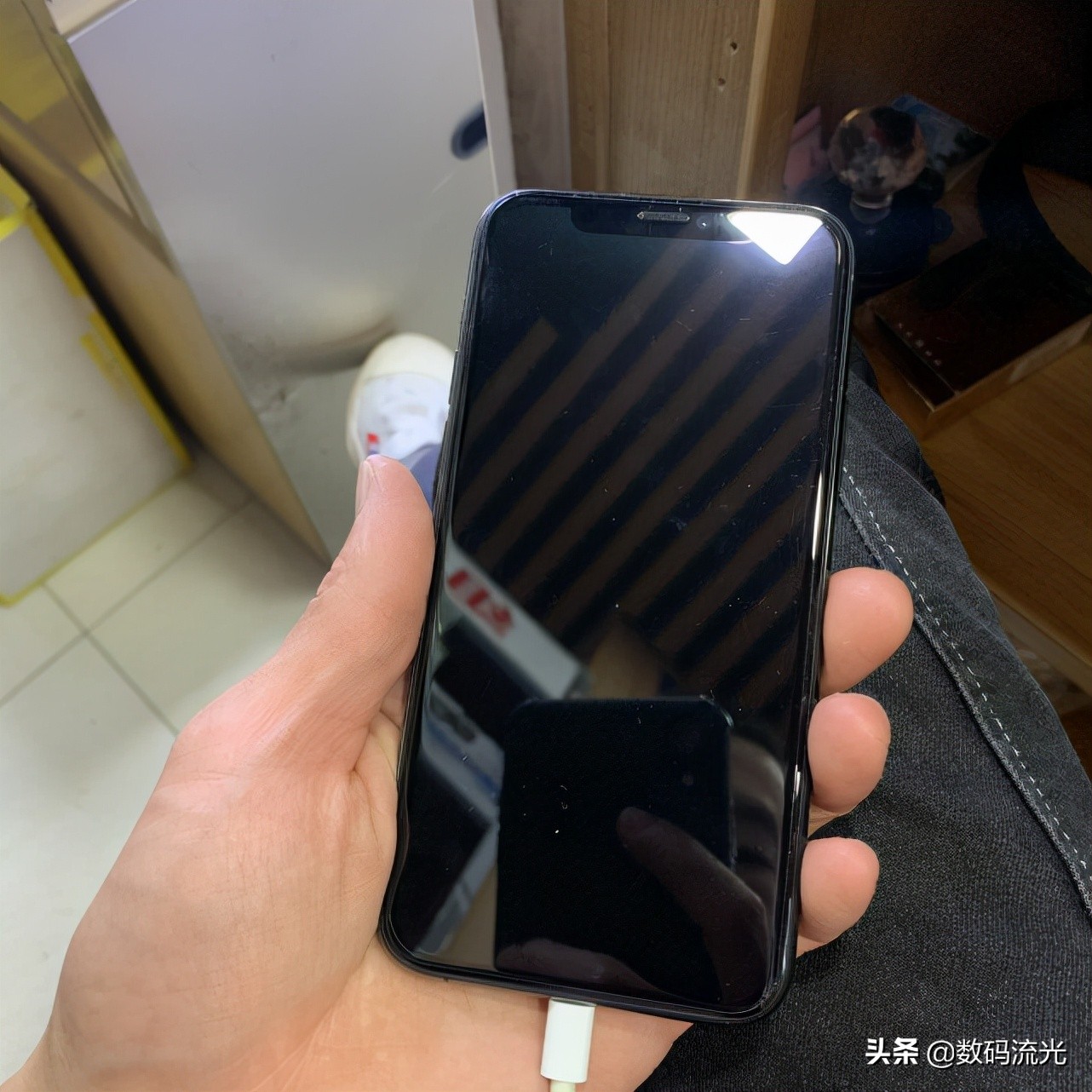 一位妇女带苹果11Pro来刷机,刷完后我说出这些话,妇女脸红了