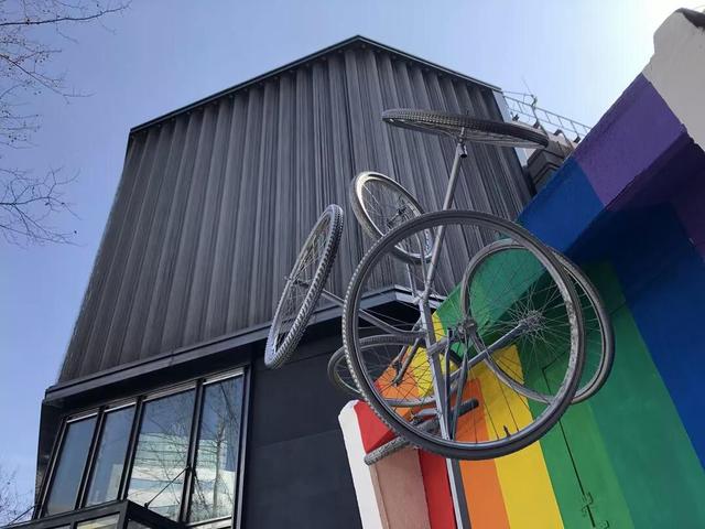 素希艺术：“僵尸自行车”飞上彩虹涂鸦？给废品点颜色看看！