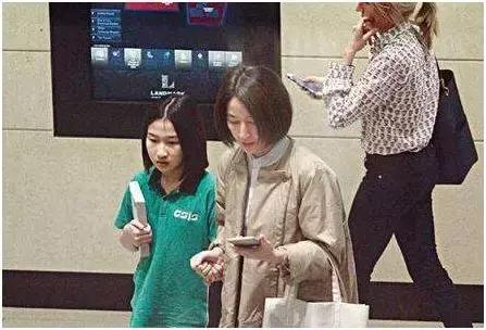 拼子宫,拼铂金包,拼头等舱……焦虑的母亲们真是屡屡拼出新高度