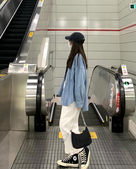 长款牛仔外套怎么搭配好看,牛仔外套的搭配也是比较简单的