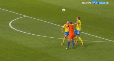 主动扩大防守范围手球,足球新规则自己停球打手算手球么