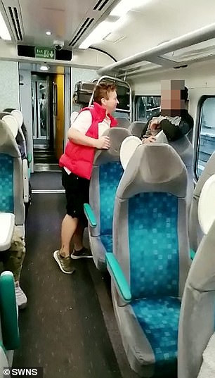 英国女列车上对3名黑人及亚洲人怒吼:给老娘说英语,快滚回老家