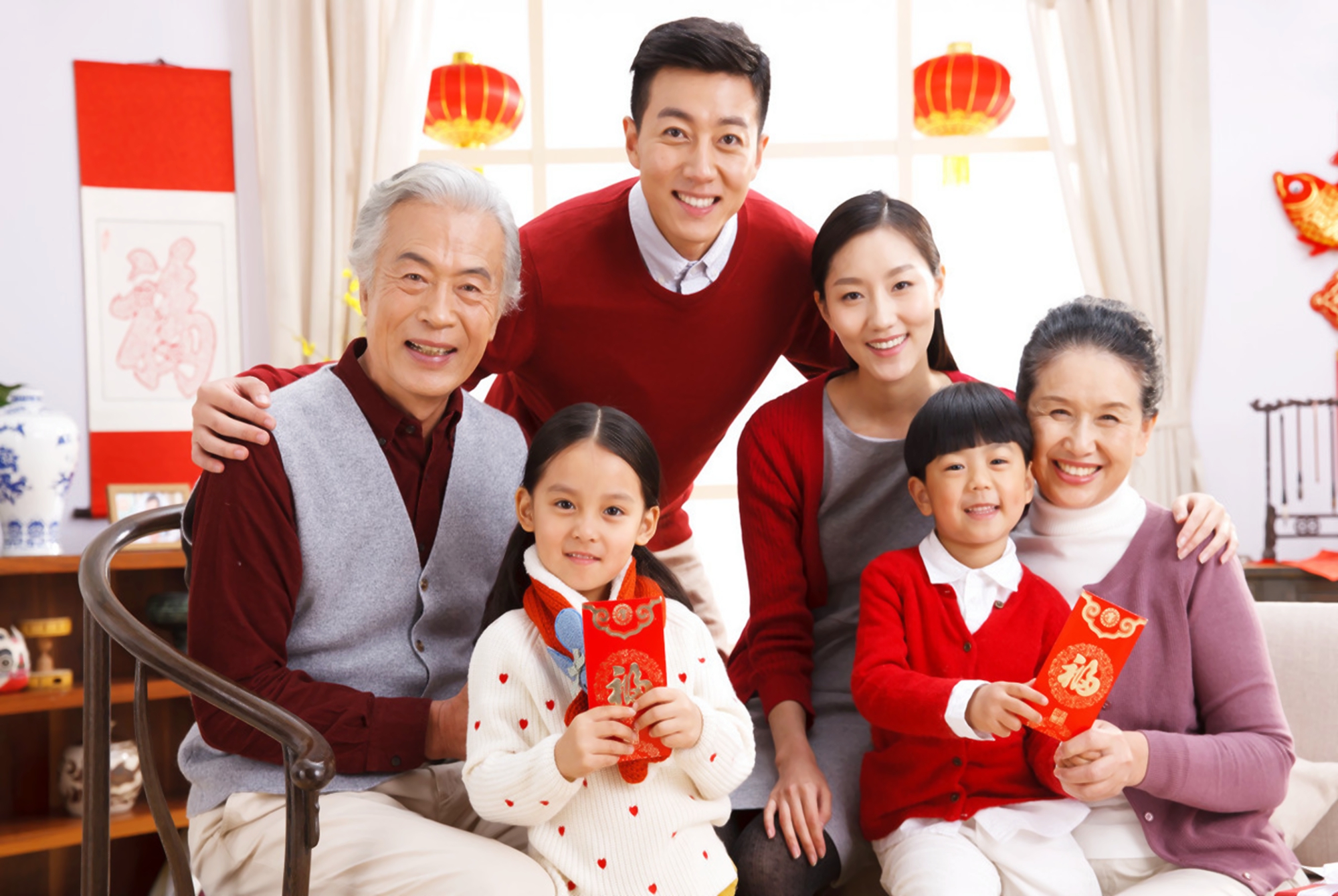 孙子外孙一字之差，老人给“压岁钱”差太多，宝爸气不过当场离席