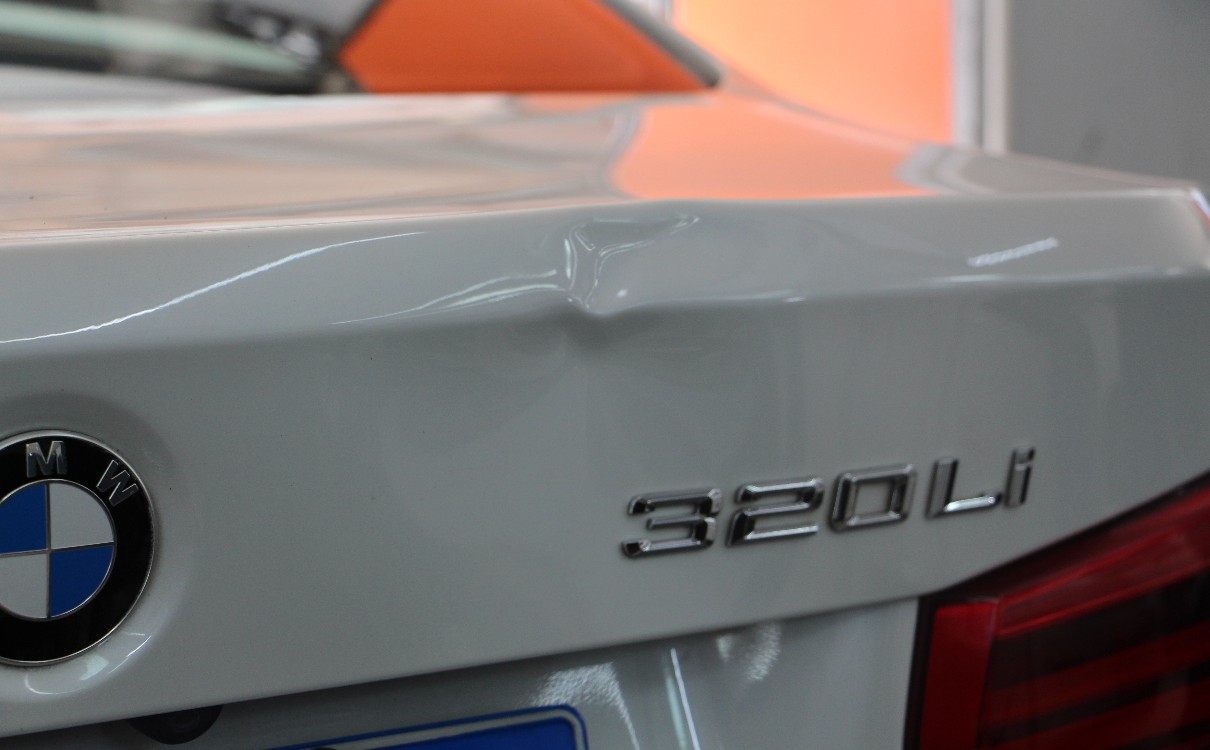 车身小剐蹭怎么修复车漆,新车剐蹭车门凹陷是换门还是钣金