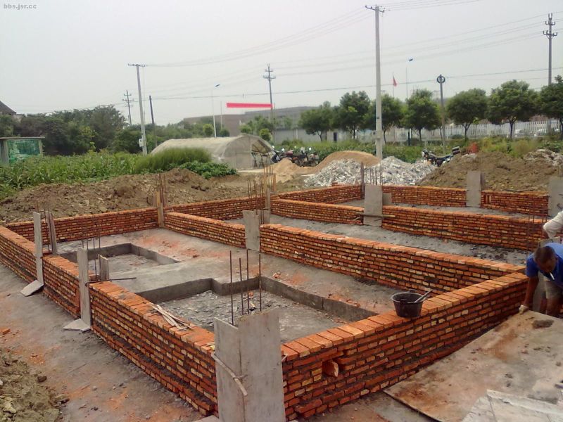 农村建房屋后边高有什么讲究,农村西高东低有什么讲究