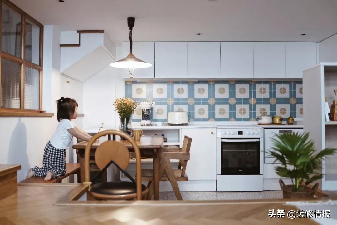 她买下32㎡上海老旧学区房，为女儿打造小桃园还有20㎡舒适大庭院