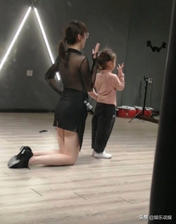 每日一笑，请问发骚门诊怎么走？大自然也好这口？纯白至臻小猫咪