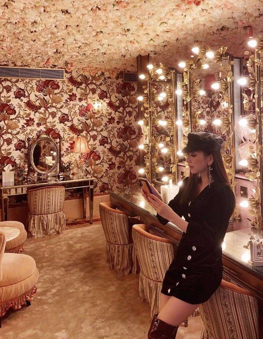 天王嫂方媛晒海边写真,郭富城方媛穿衣搭配