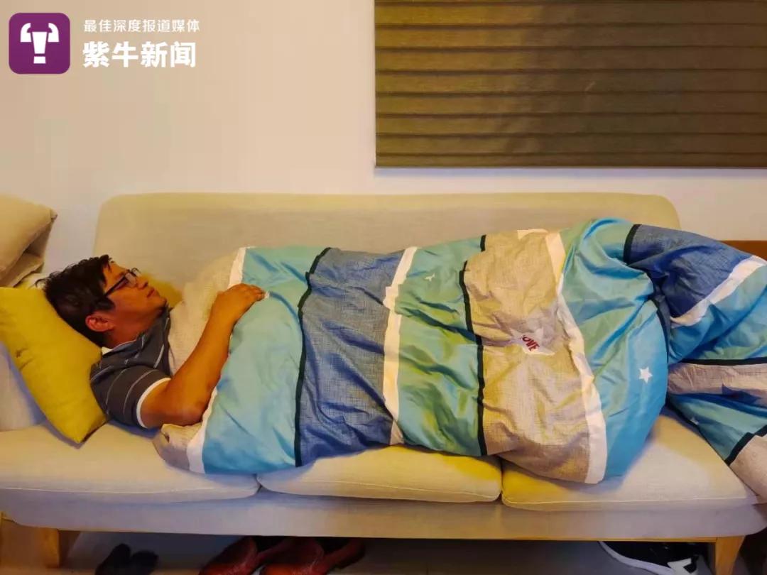 背上写着手机号码的社区医生：我怕穿上防护服居民们找不到我