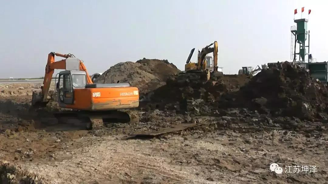 泥海中铺出“建设高地”——江苏坤泽助力徐圩新区港前三路工程