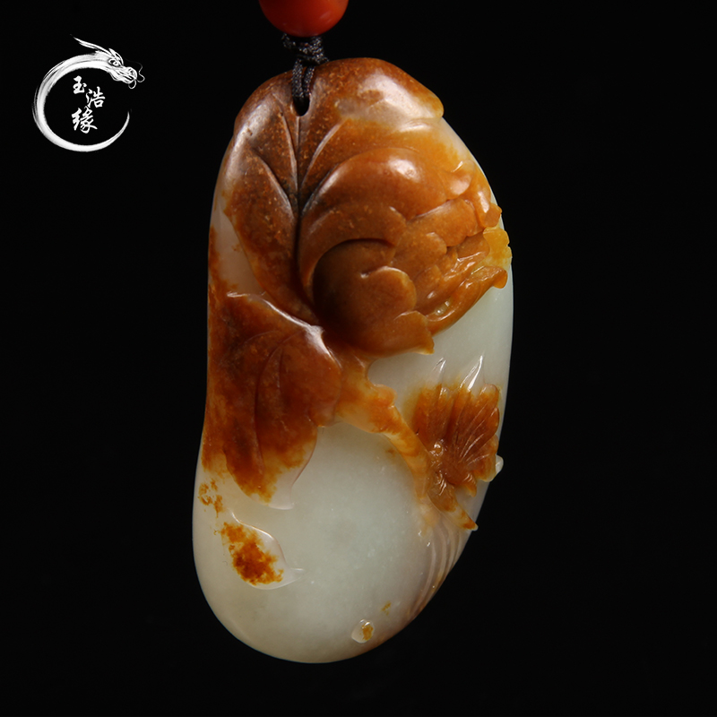 一款和田玉黄沁白肉籽料蝶恋花吊坠雕活了，牡丹雍容华贵的惊艳