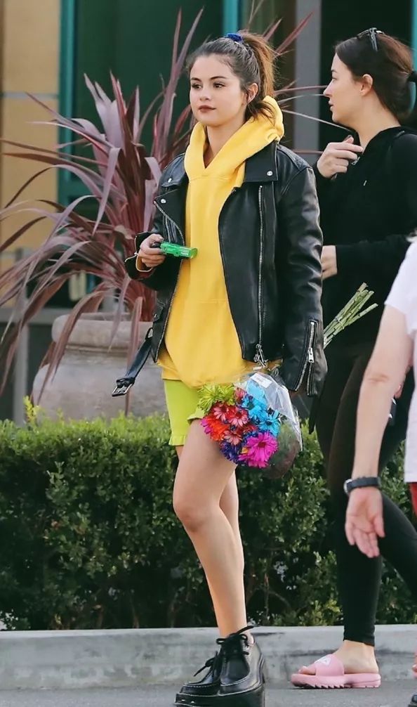 毛衣和卫衣哪个时尚一点好,卫衣与毛衣哪款好看