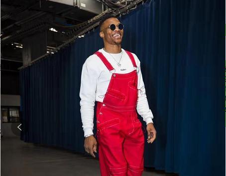 威少穿羽绒服,威少离谱穿搭