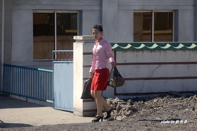 中朝之间的国际列车，朝鲜倒爷的致富之路，朝鲜列车员姑娘带货忙