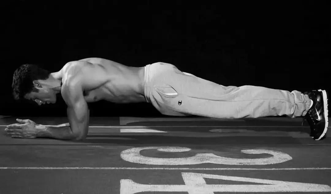 如何练成劲爆腹肌,怎么把若隐若现的腹肌练出来