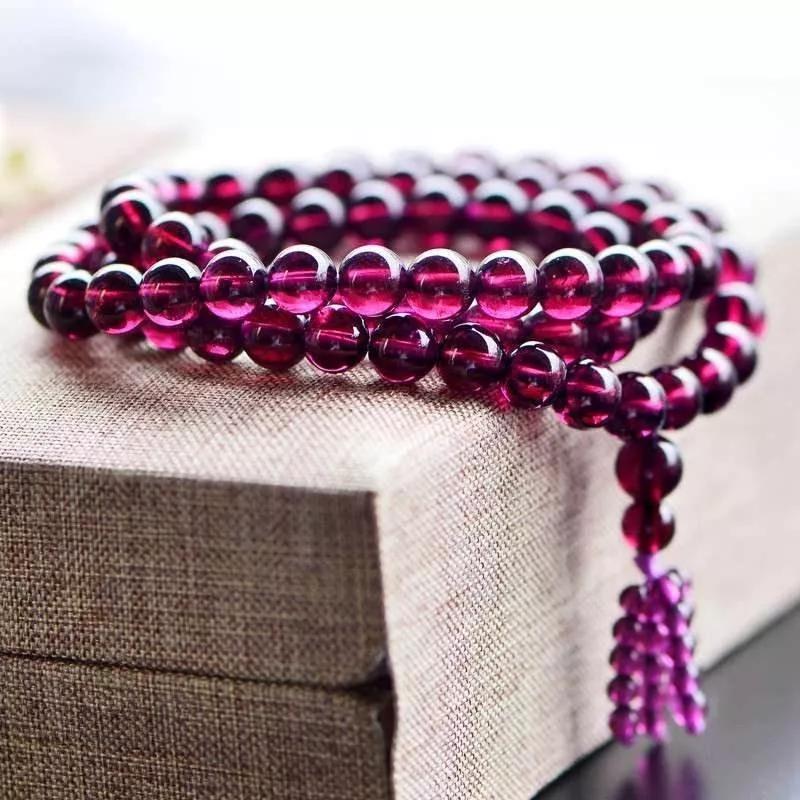 石榴石手串带了十几年的假货危害,石榴石手串戴久了发黑是怎么回事