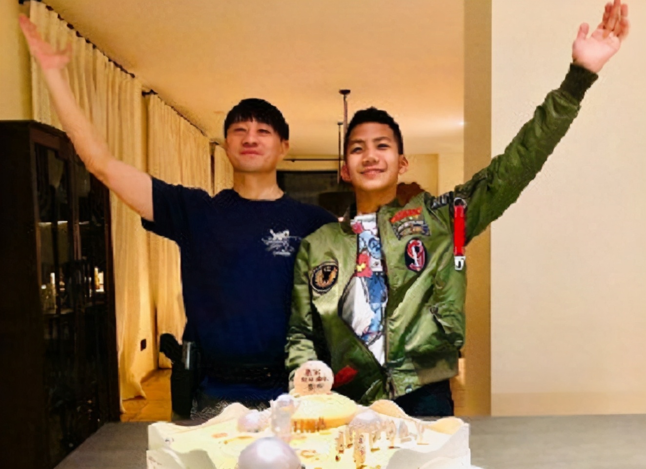 胡军为儿子庆生康康暖男初长成,胡军儿子康康多高