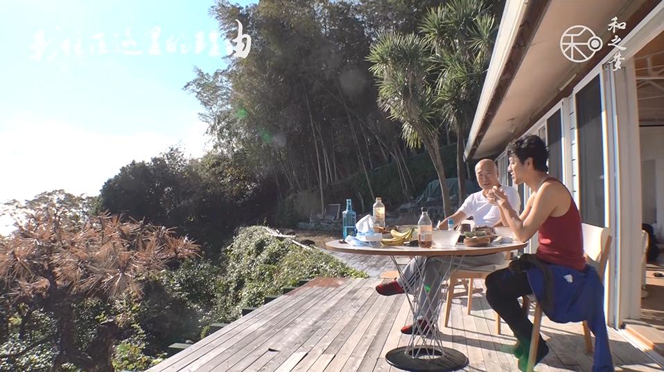 从裸奔大叔到“勇闯天涯”设计师，退休后他在海边给自己盖房子