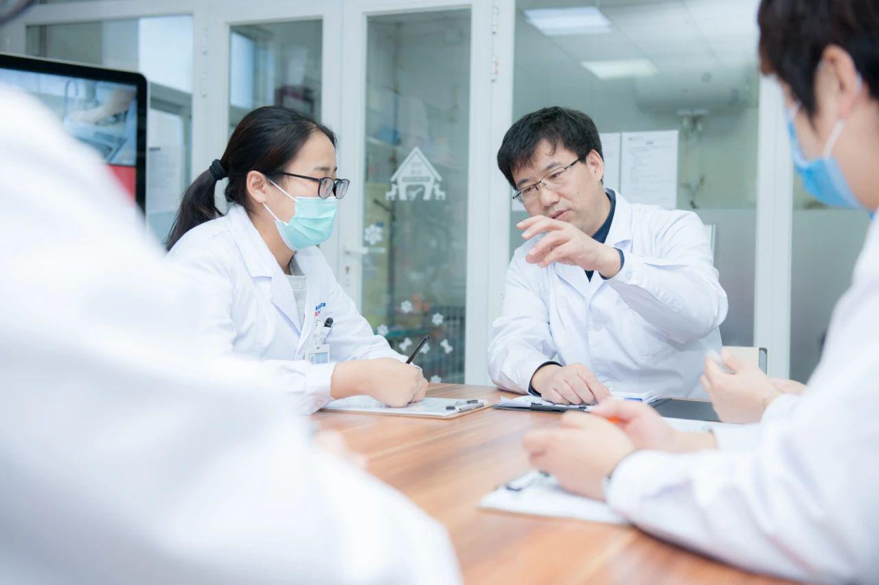 走进学者型院长的思维花园  专访明安星动物医院院长刘德