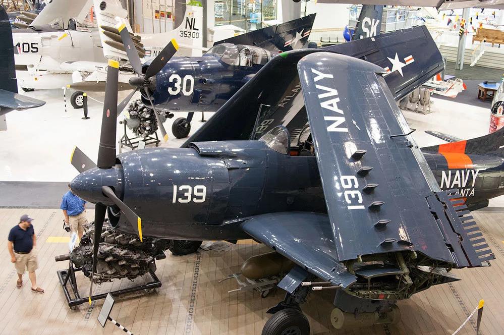 重量级拳击手，侧风下也能在航母上安全着陆，终成末代螺旋桨战机