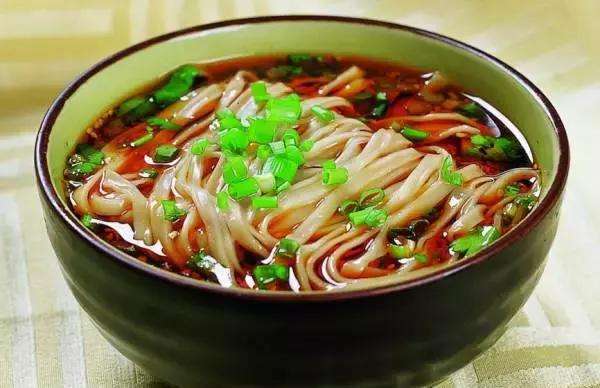 美食寒冬来一碗热汤面从头暖到脚,冬天天冷来碗暖身开胃的酸汤面