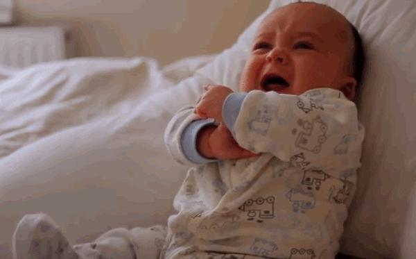 宝宝肠胀气一直睡不好怎么办,宝宝因为肠胀气哭闹怎么办