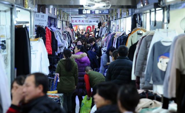 开童装店找厂家需要了解什么,有好的货源在镇上开童装店可行吗