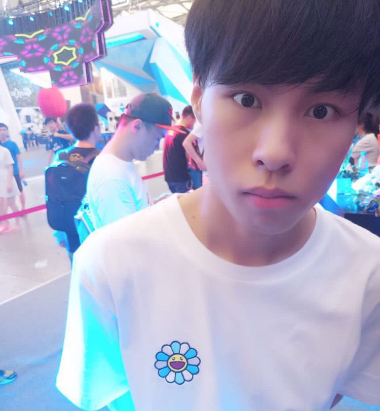 LOL手游能够暴富？包子直播告诉你方法一个ID上万块？