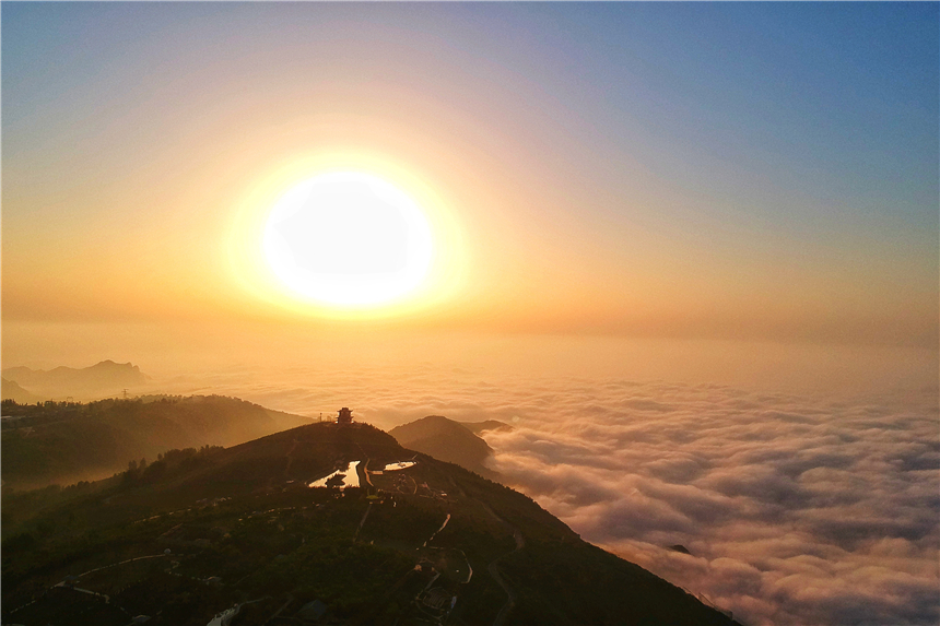 初夏河南,找寻童心,邂逅伏羲山的斜阳,一颗心萌化在云上牧场