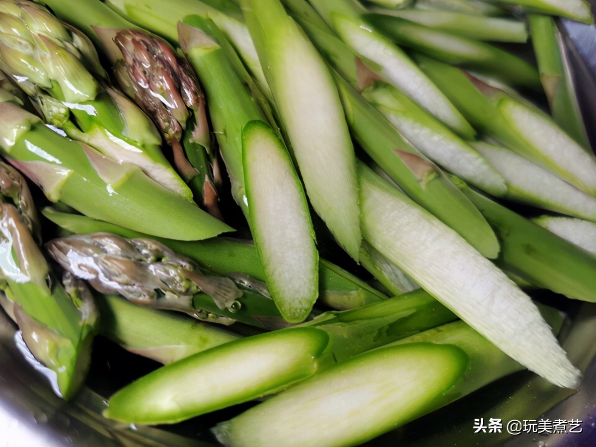 太经典的一道家常菜,每年芦笋一上市,餐桌必有它