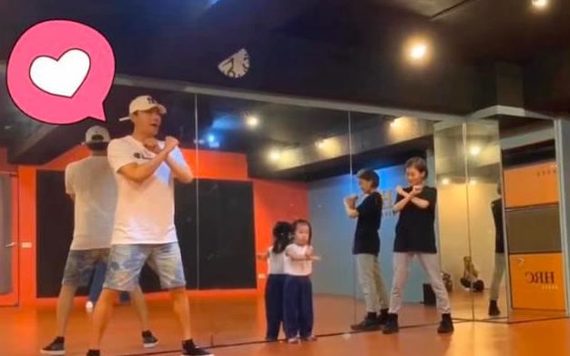 伊能静晒秦昊与女儿跳舞,伊能静晒秦昊牵手小米粒超暖心