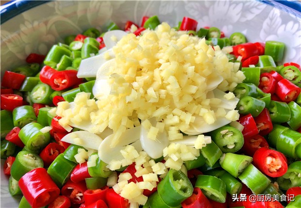 家用腌辣椒放一年都不会坏的腌法,不加一滴水爽脆又开胃的腌辣椒