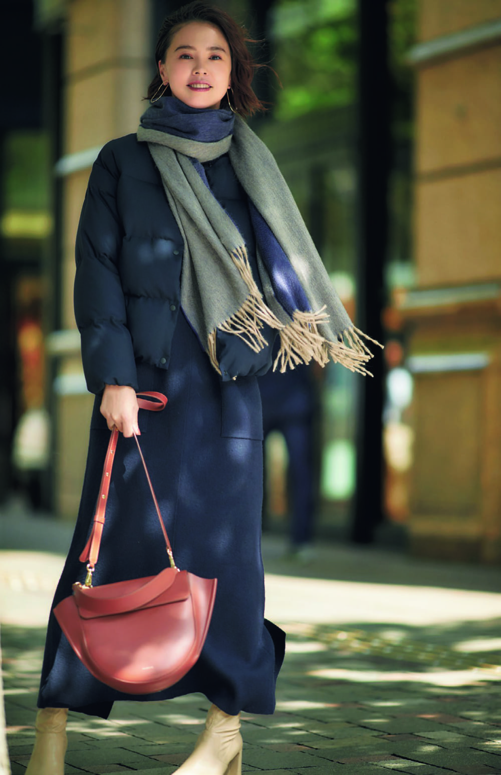 黑色棉服显瘦不臃肿上班,这样穿棉服才时髦