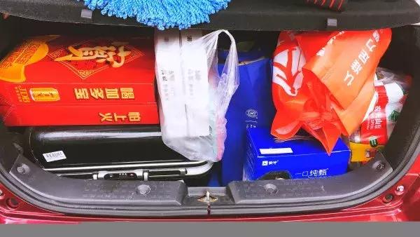 父母看儿子带了100个包子！留学生笑而不语：你是没见过我爸妈……