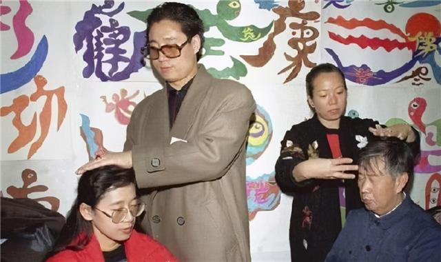 “气功大师”严新：80年代的大忽悠，跌落神坛后，狼狈逃往海外